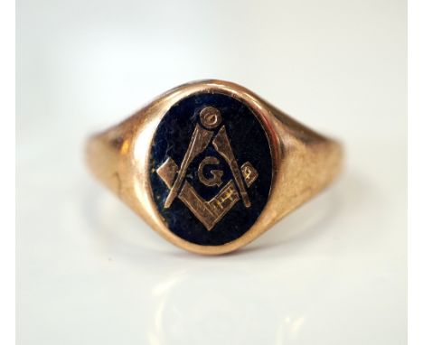 MASONIC NINE CARAT GOLD RINGthe central blue enamel plaque with compass decoration, ring size V-W, approximately 7.1 grams