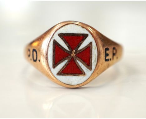 KNIGHTS TEMPLAR NINE CARAT GOLD MASONIC RING the central white enamel plaque with red cross and flanked by the initials P.D. 