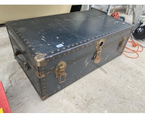 A LARGE VINTAGE TRAVEL CASE 