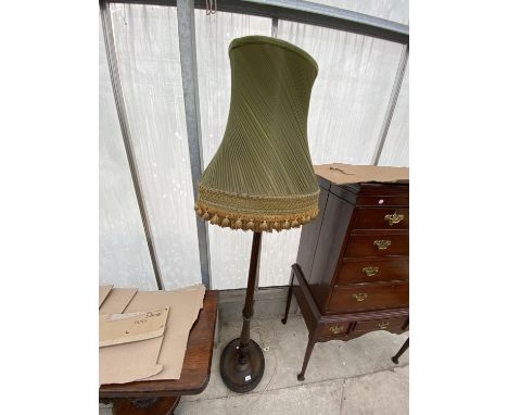 A MID 20TH CENTURY STANDARD LAMP ON TURNED AND FLUTED COLUMN COMPLETE SHADE 