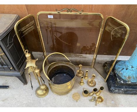 AN ASSORTMENT OF BRASS ITEMS TO INCLUDE A FIRE SCREEN AND A COAL BUCKET ETC 