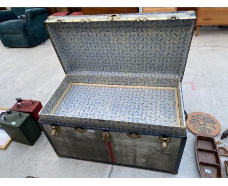 A LARGE VINTAGE TRAVEL TRUNK 