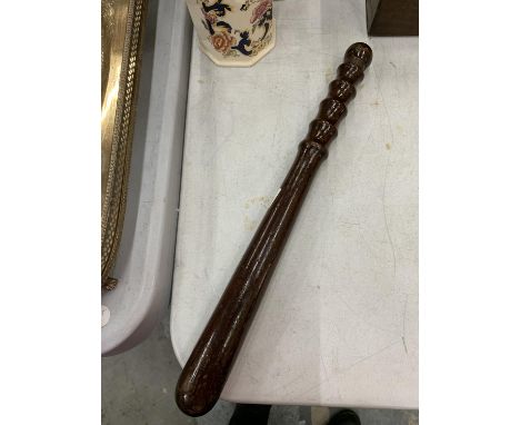 A VINTAGE WOODEN TRUNCHEON 