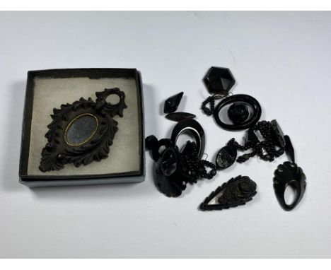 A GROUP OF JET JEWELLERY ITEMS TO INCLUDE CARVED PORTRAIT PENDANT, BROOCH ETC 