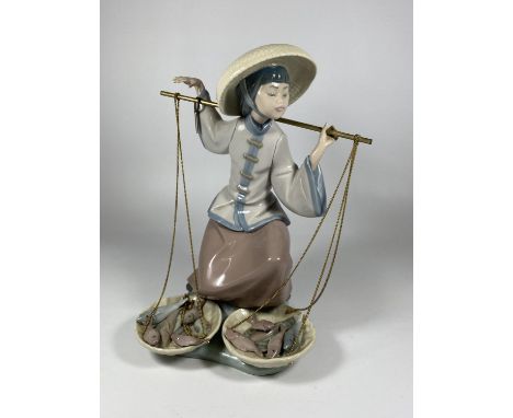 A LLADRO FIGURE TITLED 'CHINESE IN THE MARKET' OF A FISHERMAN, NO. 5172 