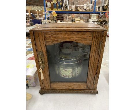 A VINTAGE OAK TOBACCO CABINET WITH GLASS FRONT AND KEY TO INCLUDE A ROYAL DOULTON TOBACCO JAR - A/F TO LID, VINTAGE PIPES ETC