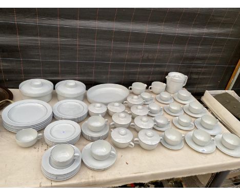 A LARGE CERAMIC DINNER SERVICE TO INCLUDE TRIOS, PLATES, TUREENS AND SOUP BOWLS ETC 
