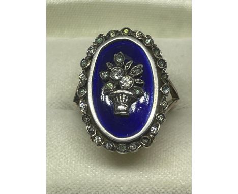 A 9CT YELLOW GOLD AND BLUE ENAMEL DESIGN RING, BOXED, WEIGHT 5.9G 