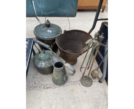 AN ASSORTMENT OF VINTAGE ITEMS TO INCLUDE A COPPER KETTLE, COPPER COAL BUCKET AND A FIRESIDE COMPANION SET ETC 