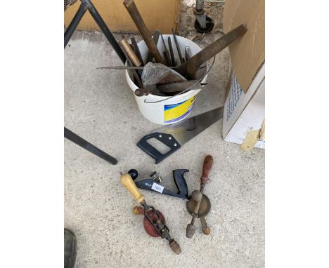 AN ASSORTMENT OF TOOLS TO INCLUDE FILES, BRACE DRILLS AND A WOOD PLANE ETC 