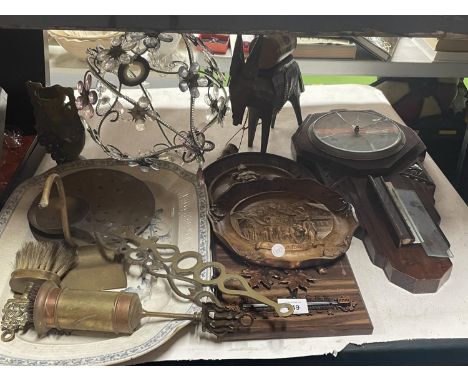 A MIXED LOT TO INCLUDE A BAROMETER - A/F, 'CRYSTAL' LAMP SHADE, BLUE AND WHITE PLATTER, BRASS ITEMS AND TREEN 