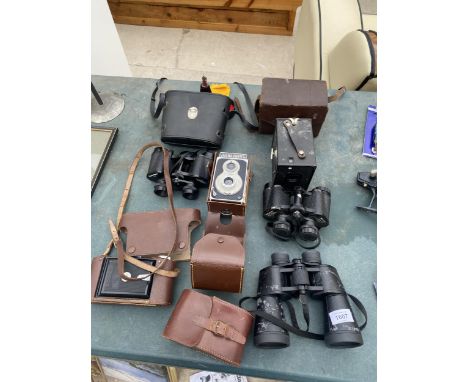 AN ASSORTMENT OF VINTAGE PHOTOGRAPHY EQUIPMENT TO INCLUDE BINOCULARS, CAMERAS AND CAMERA CASES ETC 