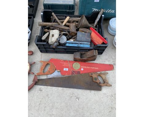 AN ASSORTMENT OF HAND TOOLS TO INCLUDE PLANES, HAMMERS AND SAWS ETC 