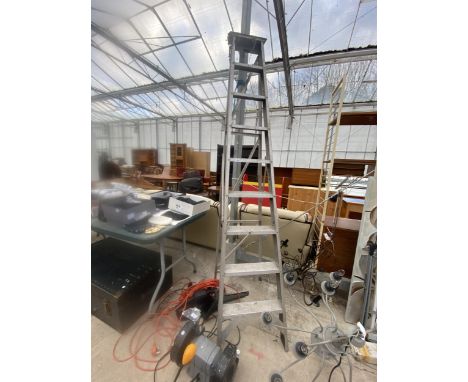AN 8 RUNG ALUMINIUM SLINGSBY LTD STEP LADDER 