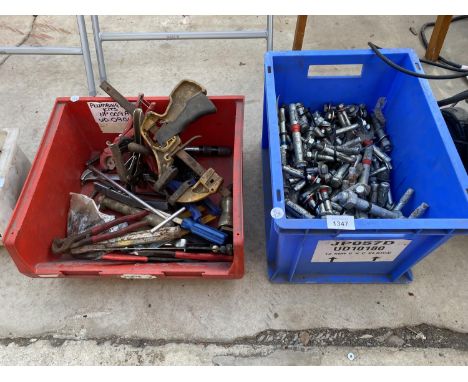 A LARGE ASSORTMENT OF TOOLS AND HARDWARE TO INCLUDE, NUTS AND BOLTS, PLIERS AND RAW BOLTS ETC 