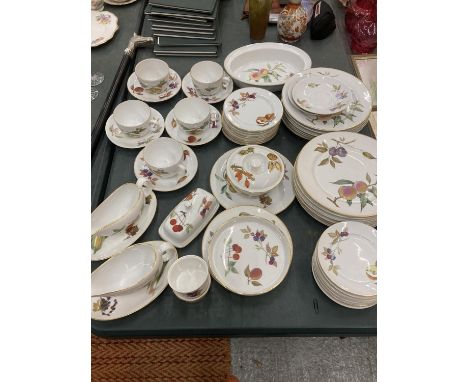 A LARGE QUANTITY OF ROYAL WORCESTER EVESHAM DINNER WARE TO INCLUDE PLATES, CUPS AND SAUCERS, GRAVY BOATS ETC 