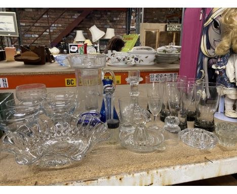 A LARGE QUANTITY OF GLASSWARE TO INCLUDE A CANDLESTICK, JUG, BOWLS, GLASSES, ETC 