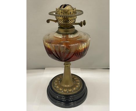 A VICTORIAN BRASS AND GLASS OIL LAMP HEIGHT 36CM 
