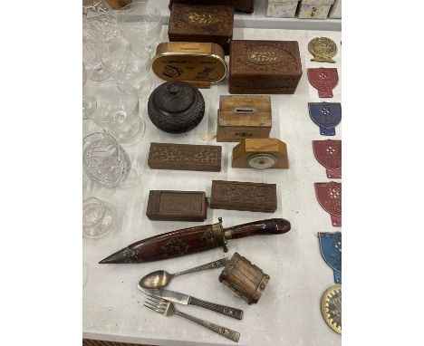 A QUANTITY OF TREEN TO INCLUDE LIDDED BOXES, BAROMETER, LIDDED CIRCULAR POT, VINTAGE TELEPHONE MONEY BOX, ENCASED FORK ETC., 