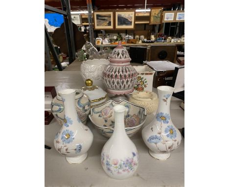 A QUNTITY OF CERAMIC ITEMS TO INCLUDE PLANTERS, BUD VASES, POTS, ETC 