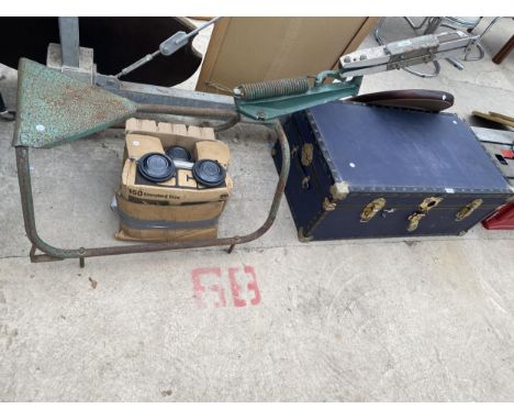 A MANUAL RELEASE CLAY PIGEON TRAP AND A BOX OF CLAYS 