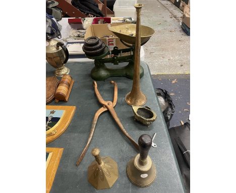 A SET  OF VINTAGE SCALES WITH BRASS PAN AND WEIGHTS, A COPPER HUNTING HORN, BRASS BELLS, ETC 