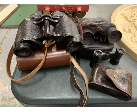 THREE PAIRS OF VINTAGE CARL ZEISS BINOCULARS TO INCLUDE A SMALL PAIR OF VOIGTLANDER BRAUNSCHWEL IN LEATHER CASE 
