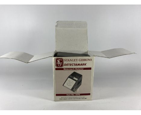A BOXED STANLEY GIBBONS STAMP WATERMARK DETECTOR, ITEM NO.2570 