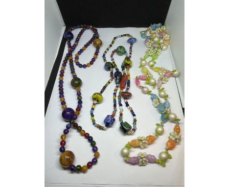 THREE VARIOUS NECKLACES TO INCLUDE A POSSIBLY MURANO GLASS, A FLOWER DESIGN AND A FURTHER GLASS STYLE 