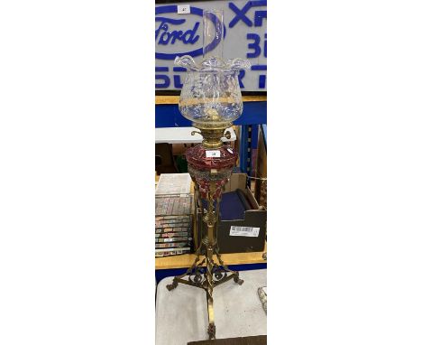 A LARGE VICTORIAN OIL LAMP WITH CRANBERRY RESEVOIR AND ETCHED GLASS SHADE ON TWISTED EFFECT BRASS BASE, HEIGHT 94CM 