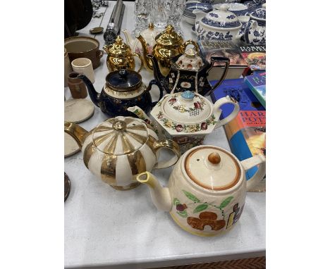 A QUANTITY OF VINTAGE TEAPOTS TO INCLUDE SADLER AND ROYAL WORCESTER 