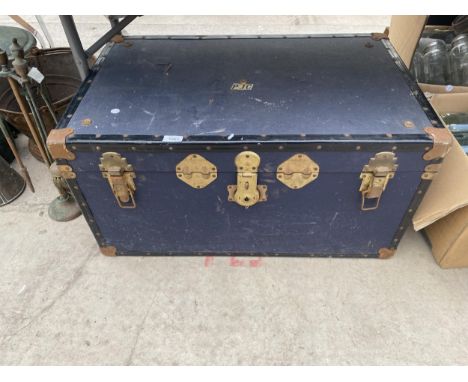 A LARGE VINTAGE TRAVEL TRUNK 