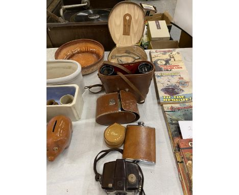 A MIXED LOT TO INCLUDE A KODAK BROWNIE HOLIDAY FLASH CAMERA, INTERNATIONAL 7 X 35 FIELD GLASSES IN LEATHER CASE, A COLLAR BOX