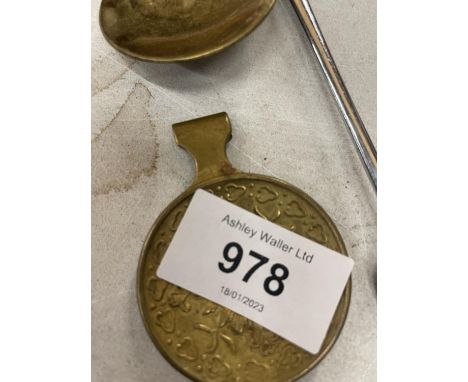 A COLLECTION OF COLLECTABLE TEASPOONS, TEA CADDY SPOONS, ETC 