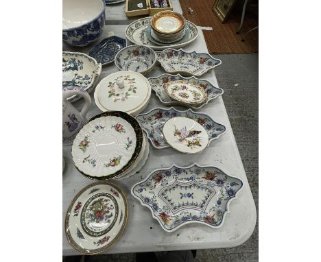 A QUANTITY OF CERAMIC ITEMS TO INCLUDE PORTUGUESE HANDPAINTED DISHES, WEDGWOOD 'WILD STRAWBERRY', PORTMEIRION, COALPORT, ETC 