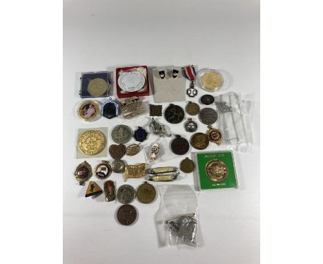 A MIXED GROUP OF ITEMS TO INCLUDE ENAMEL BADGES, COINS ETC 