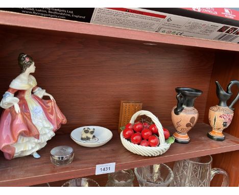 AN ASSORTMENT OF CERAMIC ITEMS TO INCLUDE A ROYAL DOULTON SOUTHERN BELLE FIGURE, A POSIE BASKET AND A JUG ETC 