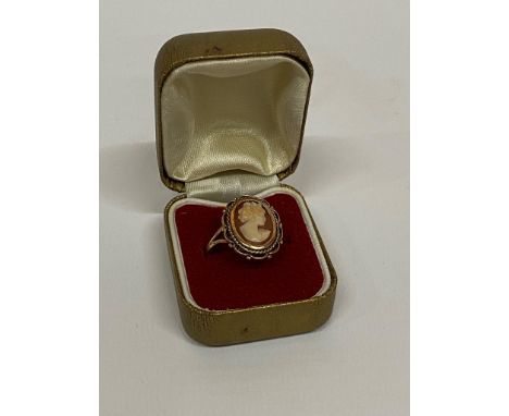 A BOXED 9CT YELLOW GOLD CAMEO RING, SIZE R/S, WEIGHT 3.76G 