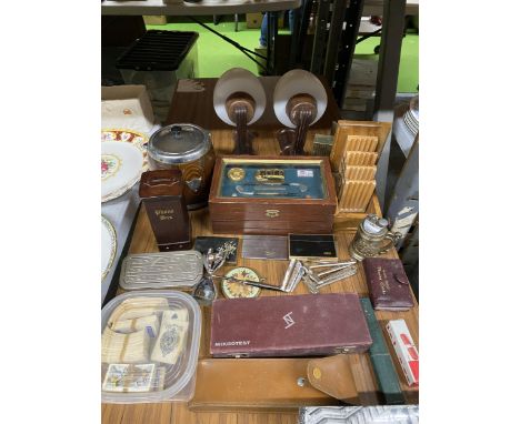 A LARGE MIXED VINTAGE LOT TO INCLUDE A PAIR OF WOODEN WALL LIGHTS, A MAHOGANY BOX WITH GOLFING ITEMS ON THE LID, A TREEN BARR