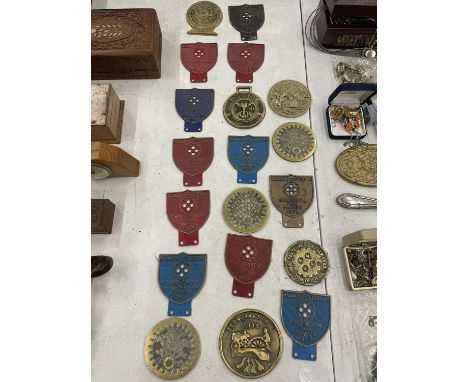 A QUANTITY OF VINTAGE STEAM RALLY METAL BADGES TO INCLUDE BRASS 