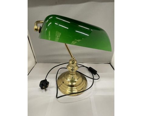 A BRASS BANKERS STYLE LAMP WITH A GREEN GLASS SHADE HEIGHT APPROX 40CM 