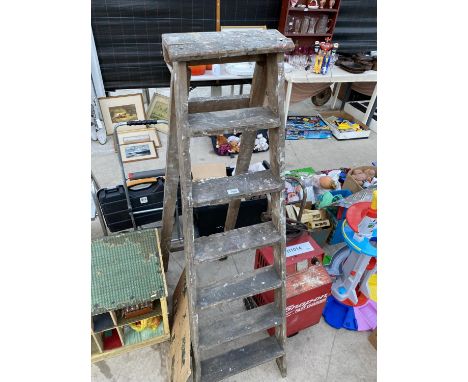 A VINTAGE SIX RUNG WOODEN STEP LADDER 