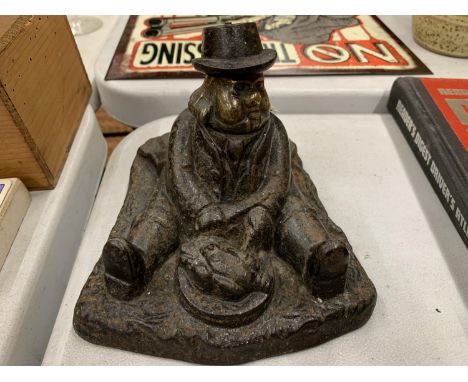 A VINTAGE CAST DOORSTOP OF A MAN WITH A CARVING KNIFE 
