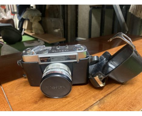 A VINTAGE JAPANESE YASHICA CAMERA IN HARD CASE MINISTER III