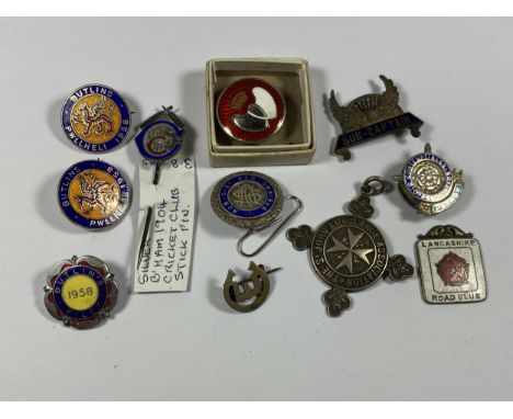 A MIXED GROUP OF VINTAGE HALLMARKED SILVER AND FURTHER ENAMEL BADGES TO INCLUDE ENAMEL BUTLIN BADGES, SILVER CRICKET CLUB PIN