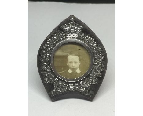 AN EDWARDIAN SILVER MINIATURE PORTRAIT FRAME, HALLMARKS FOR BIRMINGHAM, 1901, HEIGHT 6.5CM 