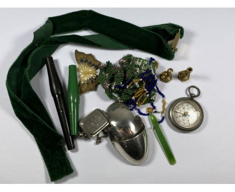 A MIXED GROUP OF COLLECTABLES TO INCLUDE VINTAGE COMPASS, MINIATURE BRASS CANDLESTICKS ETC 