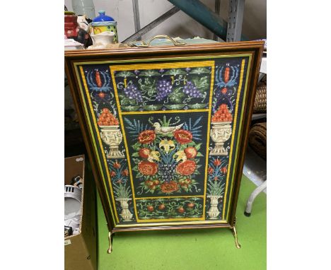 A VINTAGE STYLE FIRE SCREEN WITH WOOLWORK TAPESTRY HEIGHT 77CM, WIDTH 53CM 