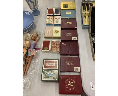 A LARGE QUANTITY OF VINTAGE PLAYING CARDS TO INCLUDE 'CASPARI', 'CONGRESS', ETC 