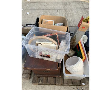 AN ASSORTMENT OF HOUSEHOLD CLEARANCE ITEMS TO INCLUDE CERAMICS AND VINTAGE TINS ETC 